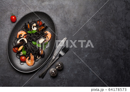 Black seafood spaghetti pasta 64178573