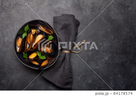 Mussels in tomato sauce 64178574