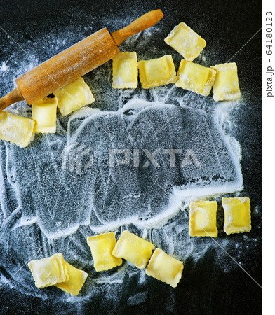 ravioli 64180123