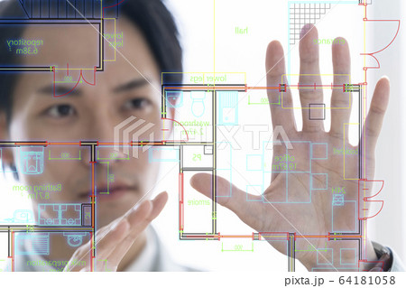 空中ディスプレイに図面投影しプレゼン操作する最先端の一級建築士事務所の男性ビジネスマン 64181058
