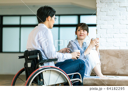 車椅子の男性と女性 若いカップル  64182295