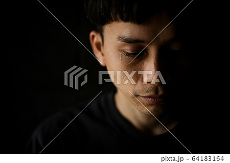 涙を流す男性 64183164