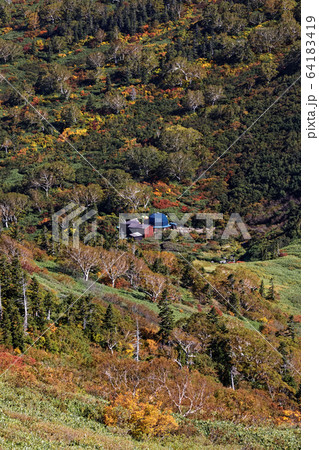 妙高山の紅葉と黒沢池ヒュッテ 妙高山の紅葉と黒沢池ヒュッテ 64183419