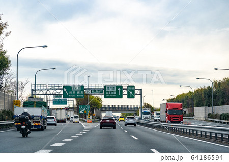 埼玉県　鶴ヶ島ジャンクション　圏央道を走る自動車 64186594