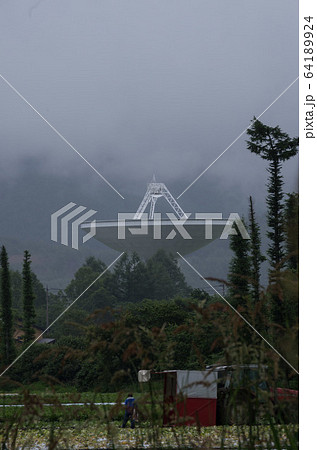 霧の高原とパラボラアンテナ 64189924