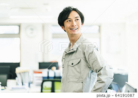 作業服 男性 オフィス 64191087