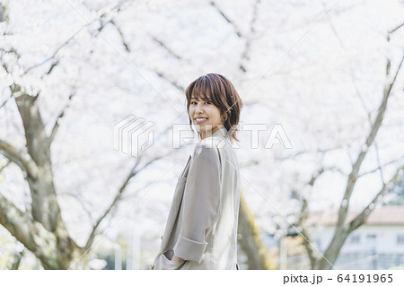 桜と女性 64191965