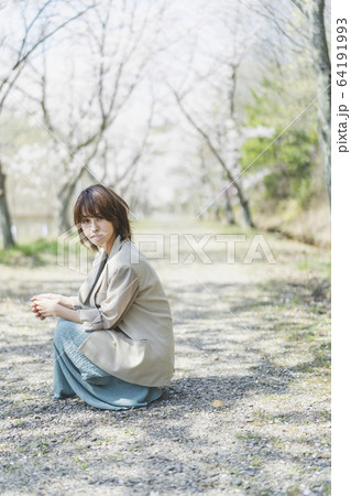 桜と女性 64191993
