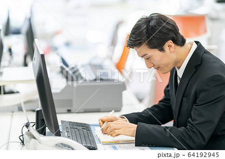 ビジネス 男性 オフィス(新入社員) ビジネス 男性 オフィス(新入社員) 64192945