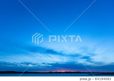 太陽が沈んだ後の夕焼けの名残、夜になる前 太陽が沈んだ後の夕焼けの名残、夜になる前 64194083