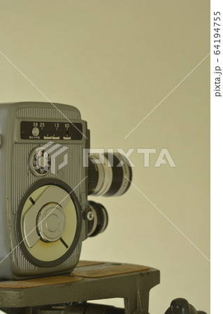アンティーク 8mm フィルムカメラと フランス製 三脚をレイアウト(コピースペース) アンティーク 8mm フィルムカメラと フランス製 三脚をレイアウト(コピースペース) 64194755