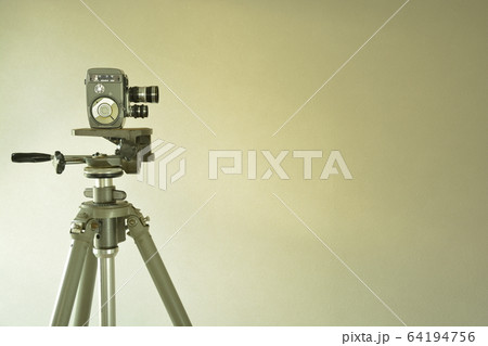 アンティーク 8mm フィルムカメラと フランス製 三脚をレイアウト（コピースペース） 64194756
