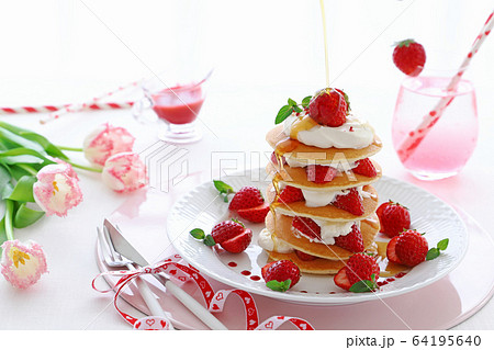 いちごパンケーキ　メープルシロップ 64195640