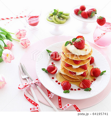 いちごパンケーキ メープルシロップ いちごパンケーキ メープルシロップ 64195741