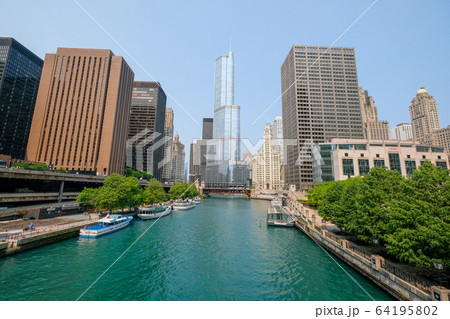 アメリカ合衆国　イリノイ州　シカゴ　 シカゴリバーとダウンタウン 64195802