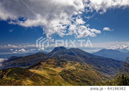 火打山から見る紅葉の天狗の庭と妙高山の写真素材