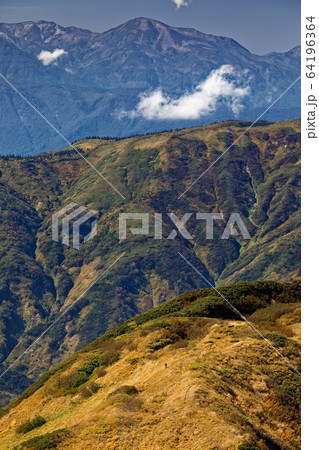 火打山稜線を行く登山者と天狗原山・朝日岳の眺め 64196364