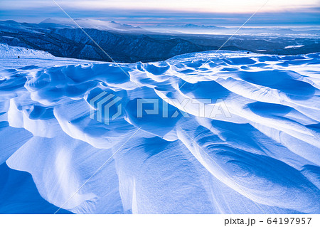 《北海道》極寒の旭岳・雪の造形美 64197957