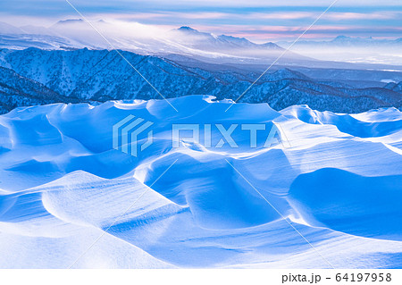 《北海道》極寒の旭岳・雪の造形美 64197958