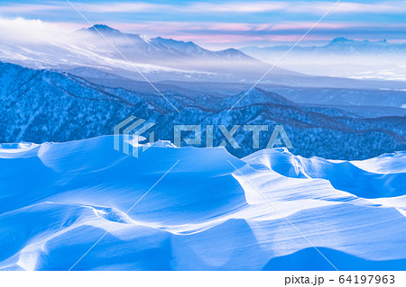 《北海道》極寒の旭岳・雪の造形美 64197963