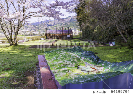【静岡県】桜の咲いた丹那断層公園、地形模型 【静岡県】桜の咲いた丹那断層公園、地形模型 64199794