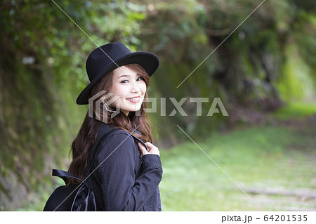 兵庫県武田尾廃線跡のハイキングコースを散策する帽子をかぶつた若い女性 64201535