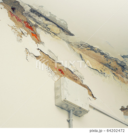 Damage ceiling from water pipelines leakage. 64202472