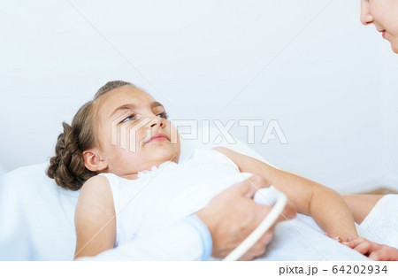girl medical exam Medical exam little girl by ultrasound equipmentの写真素材 [64202934] - PIXTA