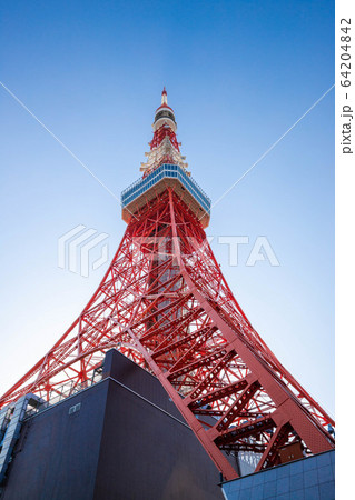 （東京都港区）東京タワーを見上げる 64204842