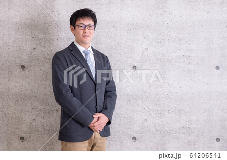 カジュアルビジネスの男性 64206541