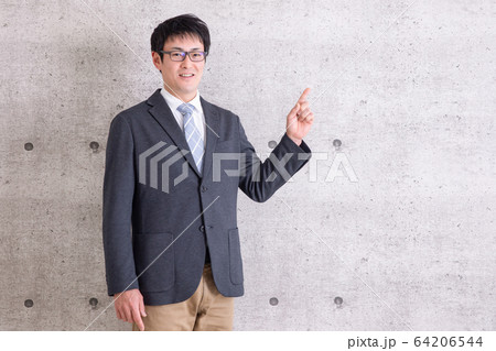 カジュアルビジネスの男性 64206544