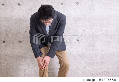 痛みを感じる男性 痛みを感じる男性 64206556