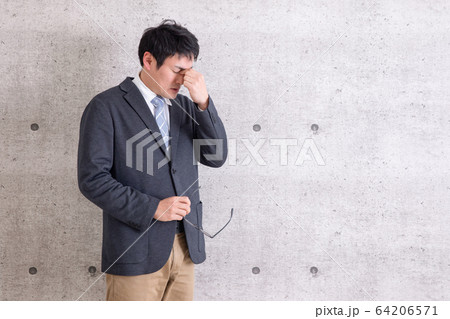 痛みを感じる男性 64206571