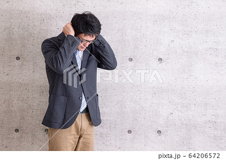 痛みを感じる男性 64206572