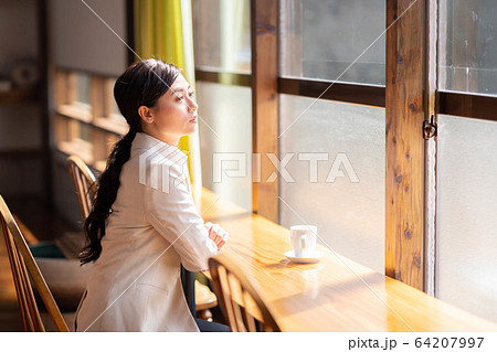 スーツ姿の女性 64207997