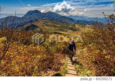 紅葉の火打山稜線を行く登山者と妙高山・天狗の庭の眺め 64209271