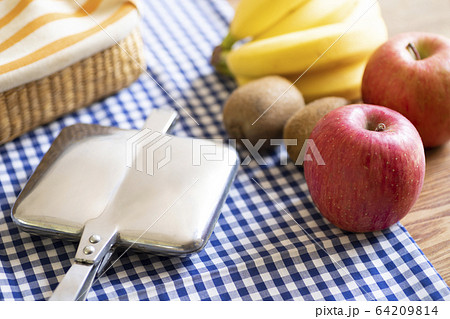 ホットサンドメーカーのある朝食のイメージ ホットサンドメーカーのある朝食のイメージ 64209814