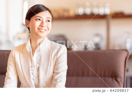 スーツ姿の女性 64209837