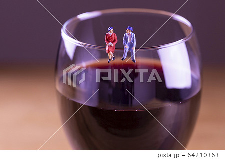赤ワインとグラスに座るシニアカップル 64210363
