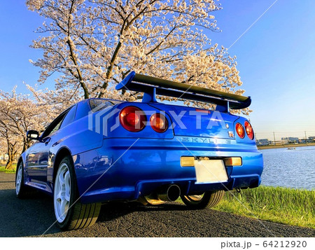 スカイラインGTRと桜 64212920