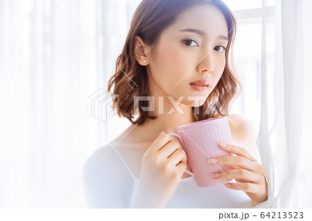 美人 女性 部屋 室内 リラックス 朝 コーヒー 飲む 人物 素材 美人 女性 部屋 室内 リラックス 朝 コーヒー 飲む 人物 素材 64213523