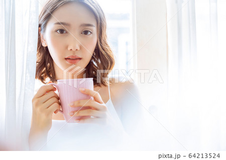 美人 女性 部屋 室内 リラックス 朝 コーヒー 飲む 人物 素材 美人 女性 部屋 室内 リラックス 朝 コーヒー 飲む 人物 素材 64213524