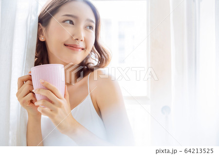 美人 女性 部屋 室内 リラックス 朝 コーヒー 飲む 人物 素材 美人 女性 部屋 室内 リラックス 朝 コーヒー 飲む 人物 素材 64213525