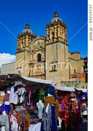 サントドミンゴ教会と露店 メキシコ オアハカ の写真素材