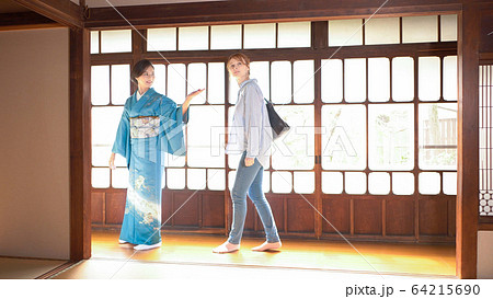 部屋を案内する旅館の女将さんと外国人旅行客 部屋を案内する旅館の女将さんと外国人旅行客 64215690