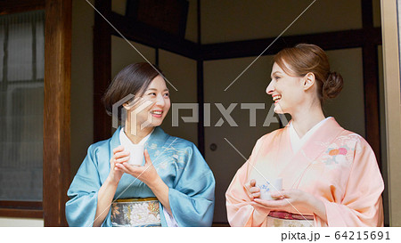 着物姿でお茶を飲む外国人と日本人の女性 64215691