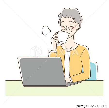 パソコンの前でコーヒーを飲む女性 64215747