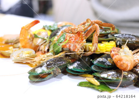 鉄道市場ラチャダー（タラート・ロットファイ・ラチャダー） 64218164