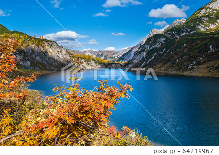 Sunny autumn alpine Tappenkarsee lake and rocky mountains above, Kleinarl, Land Salzburg, Austria. 64219967