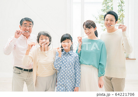 はみがき　家族　三世代 64221706
